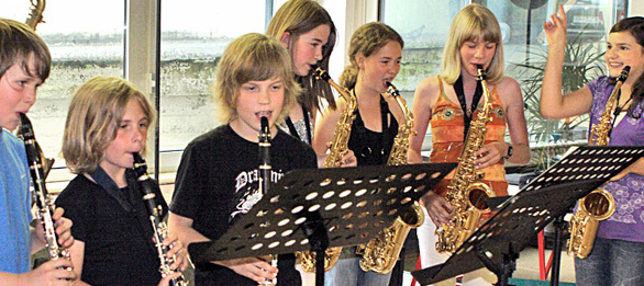 Kinder lernen Musikinstrumente